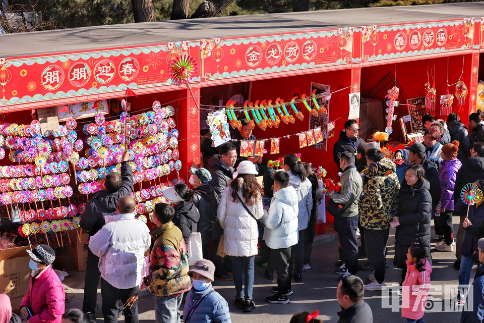 2月15日，游客参观北京龙潭庙会。