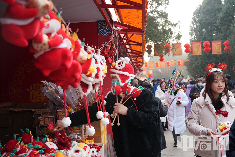 今年的地坛庙会传统年味浓郁，文化气息浓厚，互动体验丰富，让游客在逛庙会时，感受年节的喜庆氛围，享受文化的历史熏陶。 中宏网记者 富宇 摄