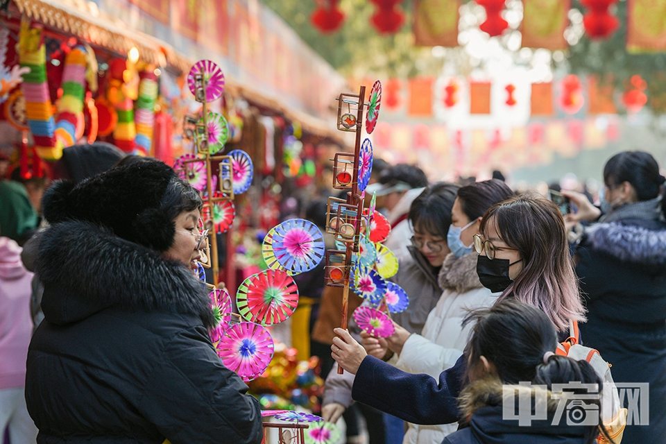 传统风车依旧受到游客的欢迎。 中宏网记者 富宇 摄