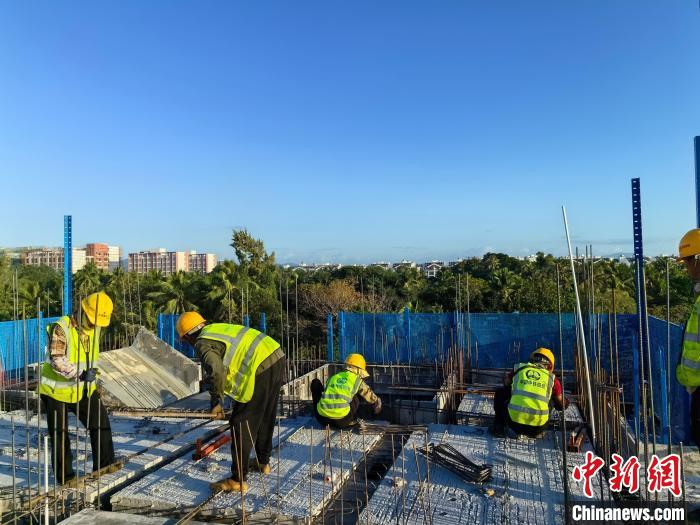 三亚市海棠湾林旺中安置区项目建设项目工地，工人投入紧张施工。中铁四局 供图