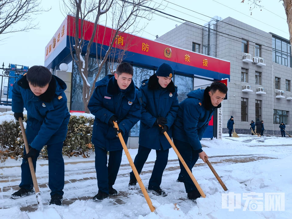 2月20日，北京迎来强降雪天气。为保障市民出行顺畅，大兴区消防救援支队组织15个消防救援站、6个小型消防站300余名消防员，对辖区主要道路、人行便道开展扫雪除冰行动。 大兴消防 供图