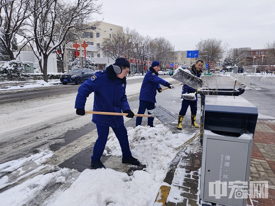 在黄村镇、采育镇等积雪较多路段，消防员不畏严寒，手握扫把铁锹，你扫我铲，齐心协力清除冰雪。 大兴消防 供图