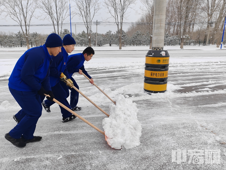 大兴区消防救援支队组织15个消防救援站、6个小型消防站300余名消防员，对辖区主要道路、人行便道开展扫雪除冰行动。 大兴消防 供图