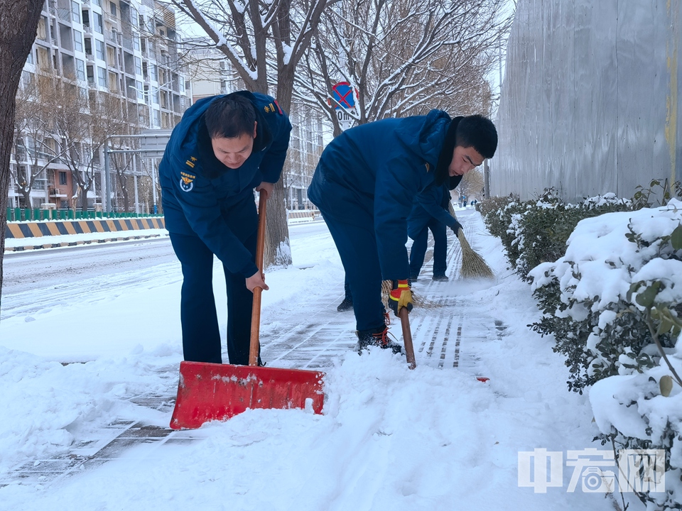 大兴区消防救援支队组织15个消防救援站、6个小型消防站300余名消防员，对辖区主要道路、人行便道开展扫雪除冰行动。 大兴消防 供图