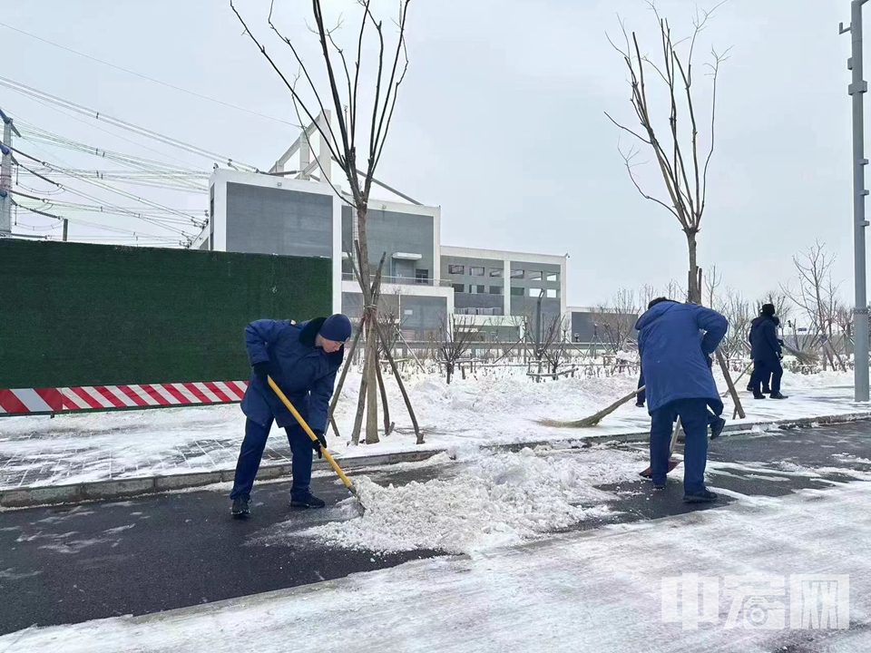 大兴区消防救援支队组织15个消防救援站、6个小型消防站300余名消防员，对辖区主要道路、人行便道开展扫雪除冰行动。 大兴消防 供图