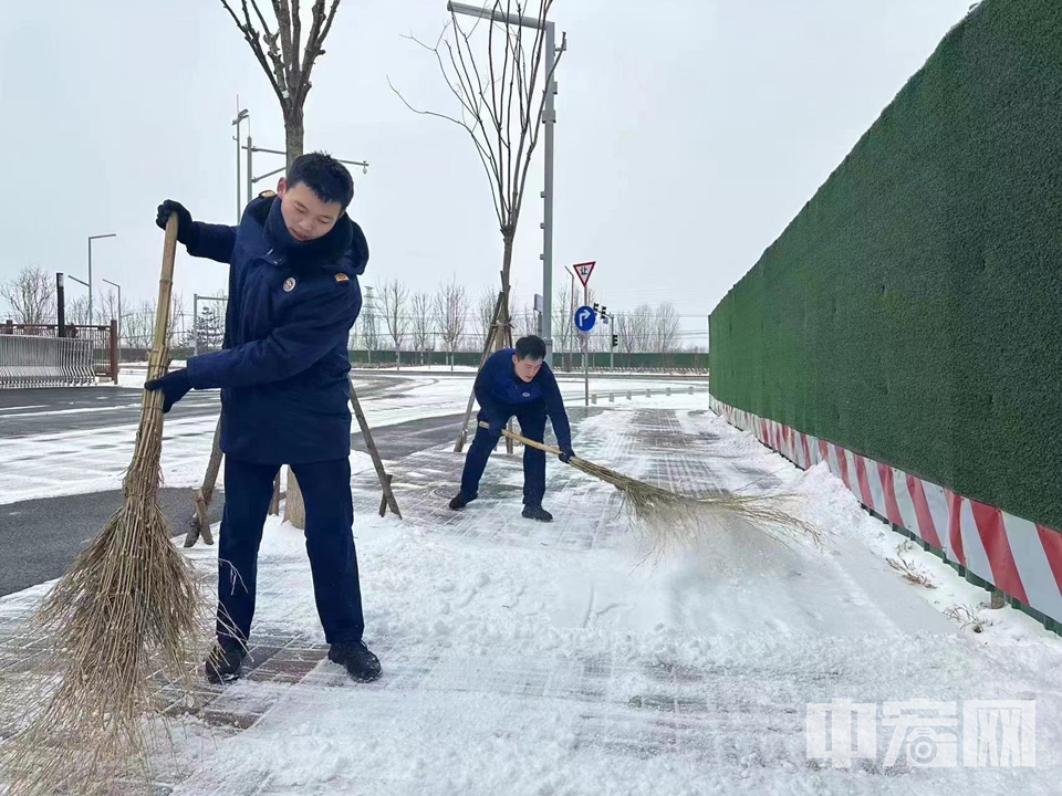 大兴区消防救援支队组织15个消防救援站、6个小型消防站300余名消防员，对辖区主要道路、人行便道开展扫雪除冰行动。 大兴消防 供图