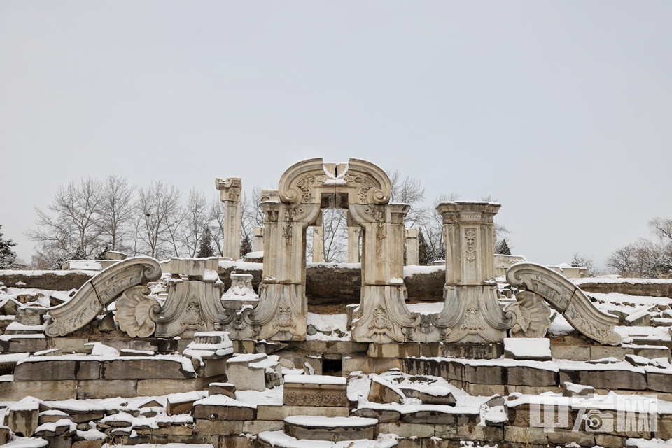 2月21日，龙年首雪过后，北京圆明园红墙古建为景，与雪花相得益彰，如诗如画。