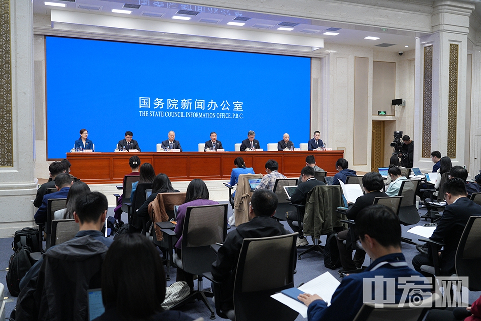 国务院新闻办公室4月2日举行国务院政策例行吹风会，请农业农村部部长唐仁健，国家发展和改革委员会党组成员郭兰峰，农业农村部副部长马有祥，公安部治安管理局负责人田勇浩，人力资源社会保障部就业促进司负责人宋鑫，国家市场监督管理总局执法稽查局负责人南军介绍《关于坚定不移推进长江十年禁渔工作的意见》有关情况，并答记者问。 中宏网记者 富宇 摄