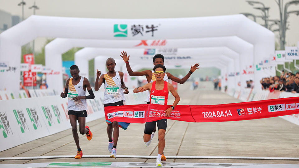 多图直击2024北京半程马拉松 中国选手何杰、刘敏夺冠