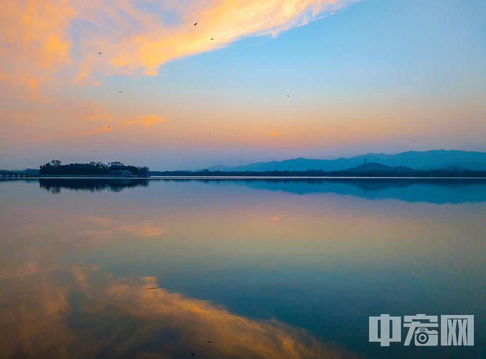 说到北京的著名景点，颐和园一定排在前列，而颐和园不仅是著名的皇家园林，还包含了两处“京城之最”，其中之一就是北京城区最大的湖泊——昆明湖。