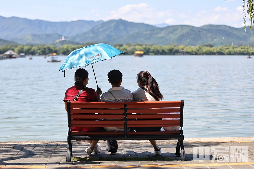 游客在昆明湖边度过安静的午后。