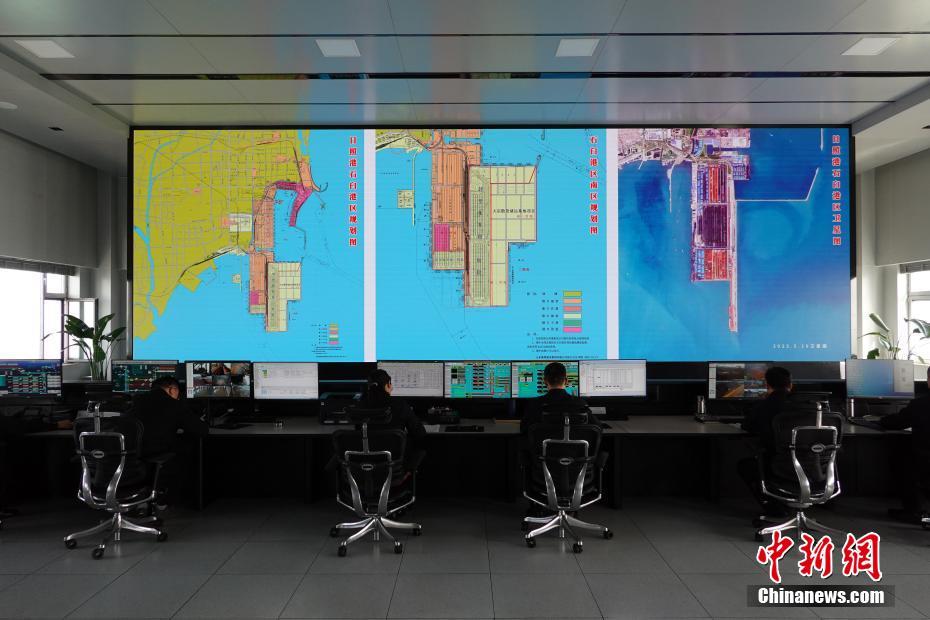 4月16日，工作人员在全自动化码头控制室。 中新社记者 毛建军 摄