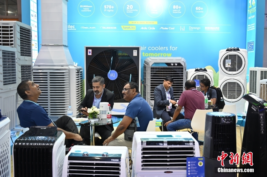 4月16日，在广东广州举行的第135届广交会上，进口展区一家印度企业展出的冷风机吸引采购商咨询。 中新社记者 陈楚红 摄