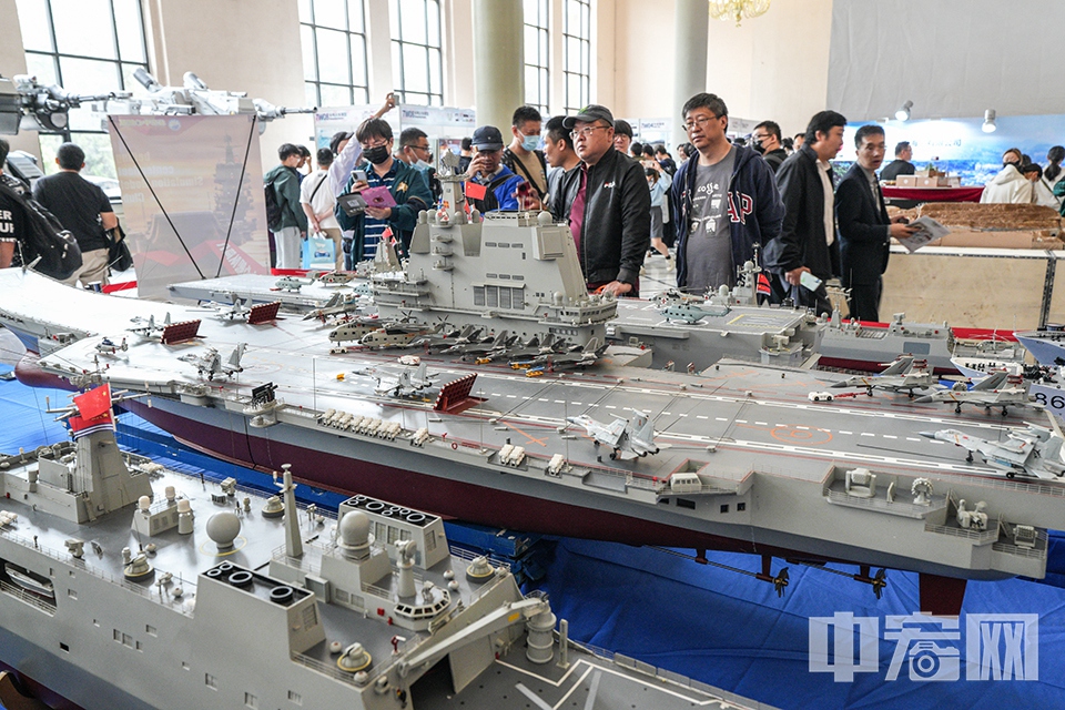 本次展会共有269家展商、近百个国际知名品牌，超过千款模型新品集中亮相。图为中国海军舰艇模型。 中宏网记者 富宇 摄