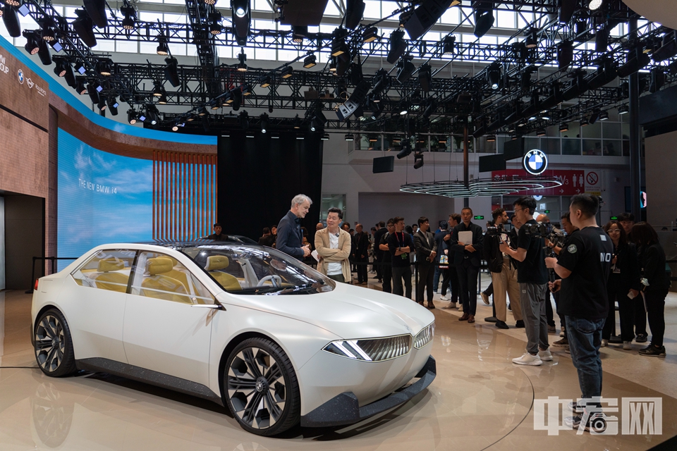 图为BMW Vision Neue Klasse概念车亮相。