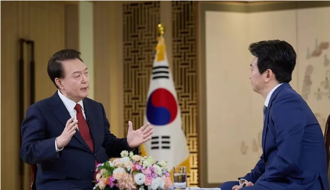 2024年2月4日，韩国总统尹锡悦（左）在位于首尔的总统府接受韩国KBS电视台采访（图源：韩媒）.png