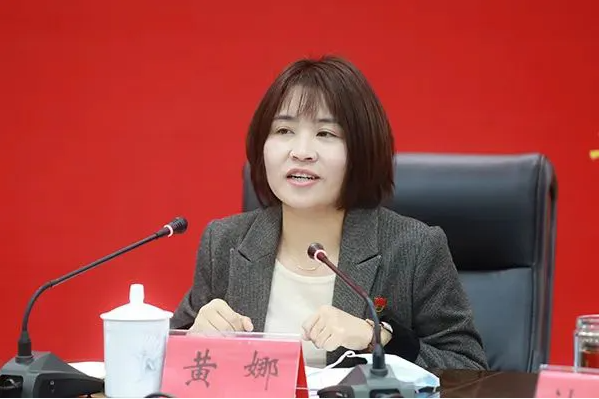 黄娜.png