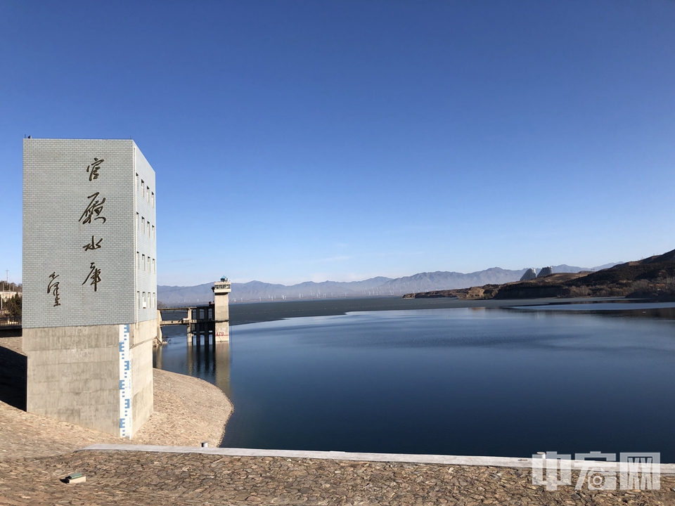 近日，新中国成立后修建的第一座大型水库——官厅水库，迎来建设运行70年节点。作为确保首都防洪安全的控制性水利工程，官厅水库建设运行70年来，在防洪、供水、发电及生态恢复等方面发挥了重要作用。根据《北京城市总体规划（2016年—2035年）》，2035年官厅水库将恢复饮用水水源功能。