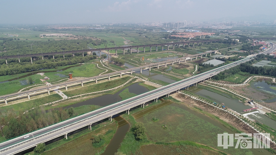 近日，新中国成立后修建的第一座大型水库——官厅水库，迎来建设运行70年节点。作为确保首都防洪安全的控制性水利工程，官厅水库建设运行70年来，在防洪、供水、发电及生态恢复等方面发挥了重要作用。根据《北京城市总体规划（2016年—2035年）》，2035年官厅水库将恢复饮用水水源功能。