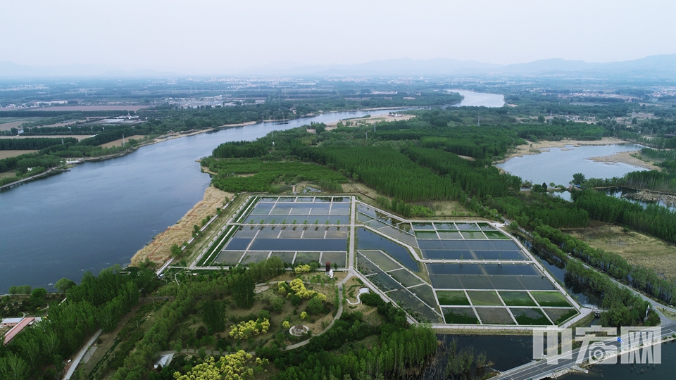 近日，新中国成立后修建的第一座大型水库——官厅水库，迎来建设运行70年节点。作为确保首都防洪安全的控制性水利工程，官厅水库建设运行70年来，在防洪、供水、发电及生态恢复等方面发挥了重要作用。根据《北京城市总体规划（2016年—2035年）》，2035年官厅水库将恢复饮用水水源功能。