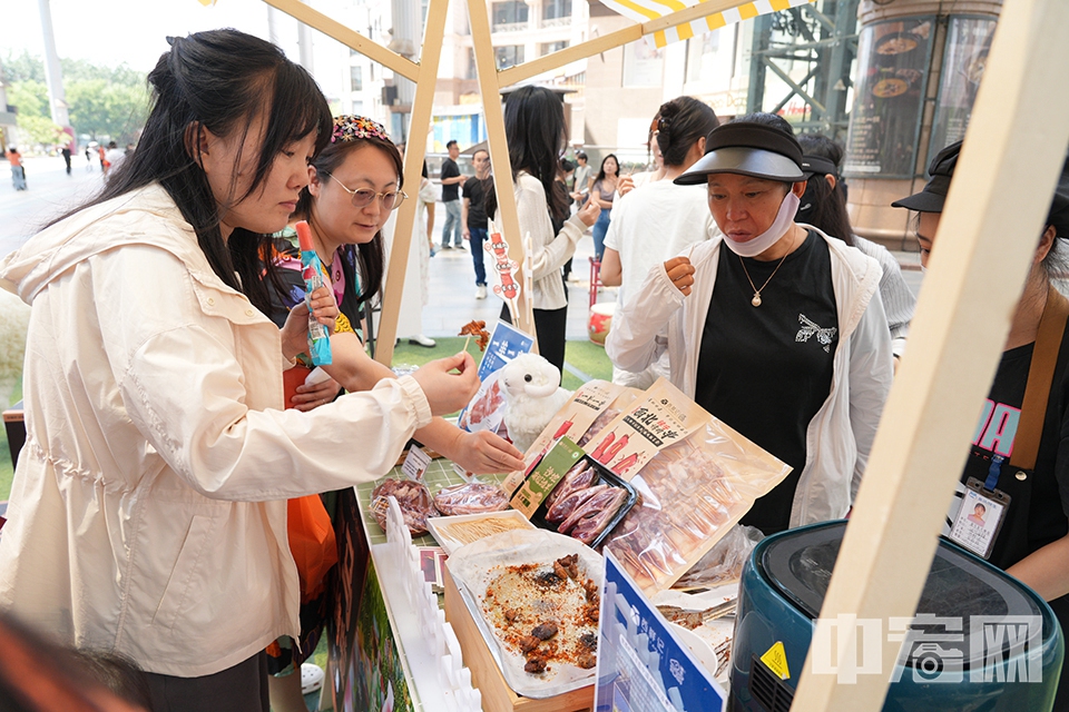 盒马东大桥店面积近4000平米，店内商品数量超过5000款。“最近北京气温升高，新店开业搭建了烧烤集市。”盒马东大桥店长孟玲宇说，联合相关品牌，准备了近万支烤串，请周边市民“随便吃”。 中宏网记者 富宇 摄