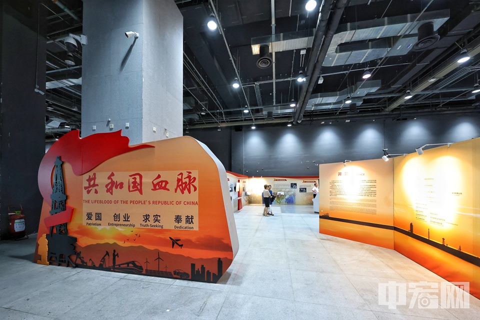 为庆祝中华人民共和国成立75周年，中国科技馆将陆续推出“星耀中国 科创未来”系列展览。5月30日，首套展览“共和国血脉”开展，通过21个图文故事、10余件互动展品、10余件实物展示，带领观众重温大庆精神，倾听石油科技工作者的奋斗故事。