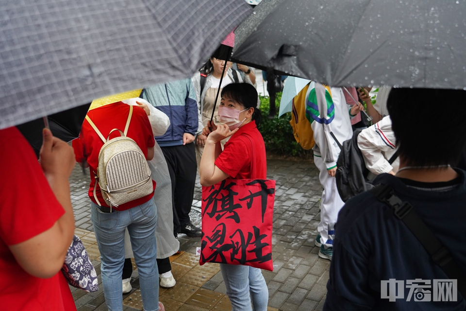 2024年6月7日，2024年北京高考正式拉开帷幕，6.72万名考生走进105个考点参加考试。