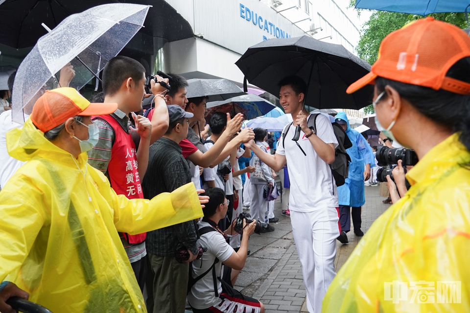 2024年6月7日，2024年北京高考正式拉开帷幕，6.72万名考生走进105个考点参加考试。