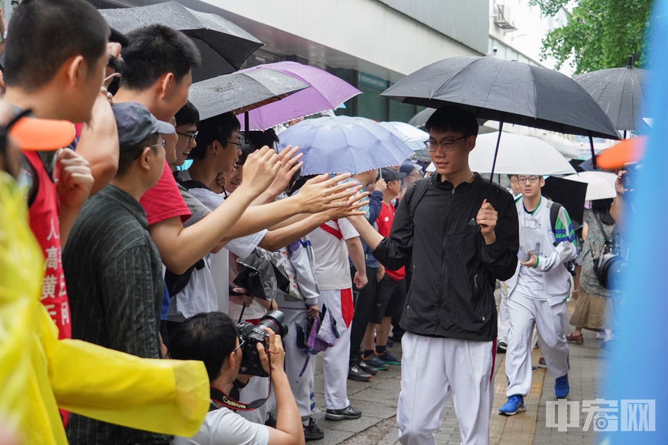 2024年6月7日，2024年北京高考正式拉开帷幕，6.72万名考生走进105个考点参加考试。