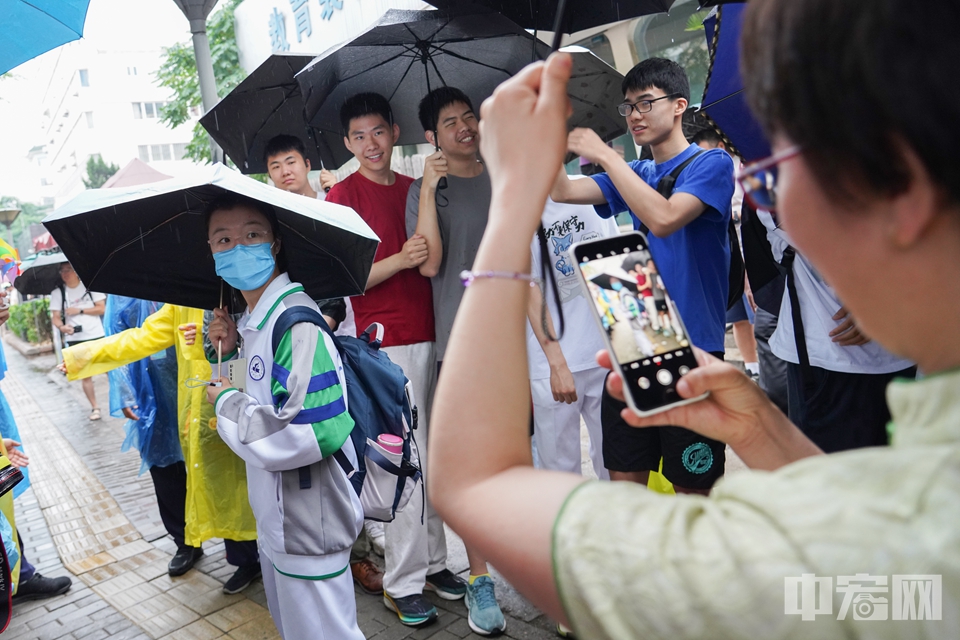 2024年6月7日，2024年北京高考正式拉开帷幕，6.72万名考生走进105个考点参加考试。