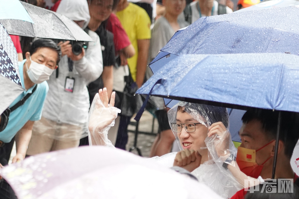 2024年6月7日，2024年北京高考正式拉开帷幕，6.72万名考生走进105个考点参加考试。