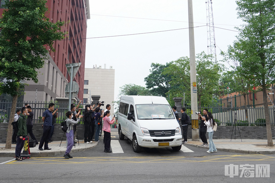 2024年北京高考于6月7日至10日举行，6月7日5点40分，第一辆载着北京高考试卷的押运车驶离海淀区教育招生和考试中心。据了解，今年北京市共6.72万名考生参加考试，共设18个考区、105个考点、2066个考场、315个备用考场。与去年相比新增5个高考考点。 中宏网记者 康书源 摄