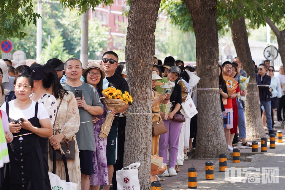 6月26日，2024年北京中考正式落下帷幕，如释重负的同学们走出考场，绽放久违的笑颜。