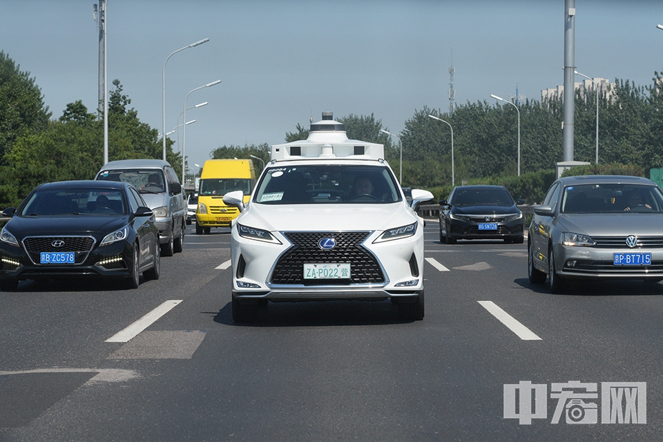 而當車輛駛入南四環時，這位“老司機”似乎開始展現了自己的技術。增加的車流并沒有影響無人車多少車速，加速、變道、超車，一系列操作得心應手，而坐在車里的乘客依舊感覺平穩舒適。有司機表示，如果不是看到無人車輛上的雷達裝置和文字，甚至不會發現這輛車是無人駕駛的。 中宏網記者 富宇 攝