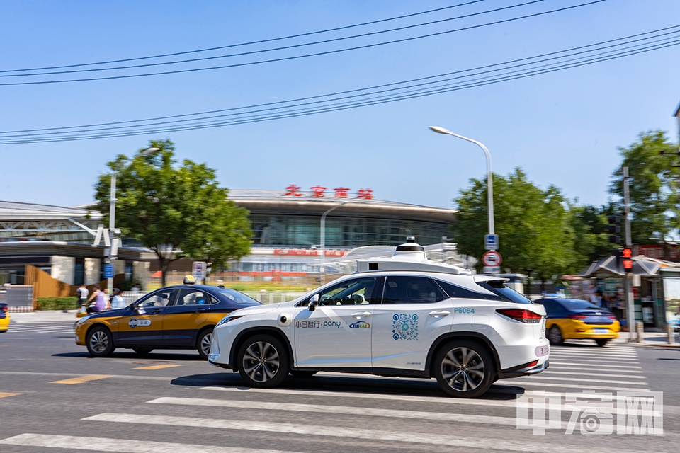 6月底，《北京市自動駕駛汽車條例（征求意見稿）》公開征集意見，北京擬支持自動駕駛汽車用于城市公共電汽車客運、網約車、汽車租賃等城市出行服務。加上此前無人駕駛企業小馬智行開放收費的大興機場接駁服務，民眾將可以在北京更多的地區體驗到無人駕駛出租車的服務。圖為無人出租車行駛在北京南站附近。 中宏網記者 康書源 攝