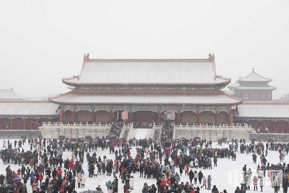 圖為市民冒雪參觀故宮太廟。