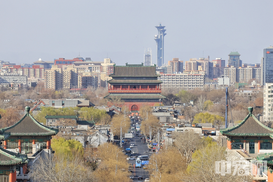 图为从景山眺望北京中轴线鼓楼和远处的奥林匹克塔。