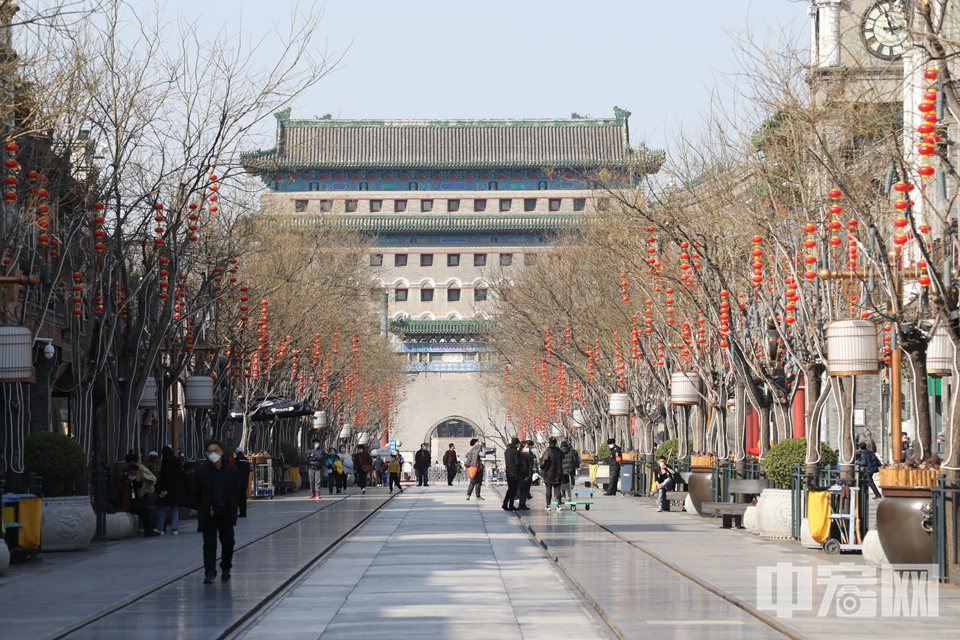 民眾在北京前門大街參觀游覽。