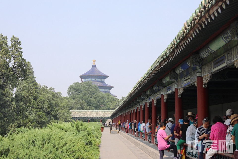 圖為游客在天壇公園祈年殿游覽。