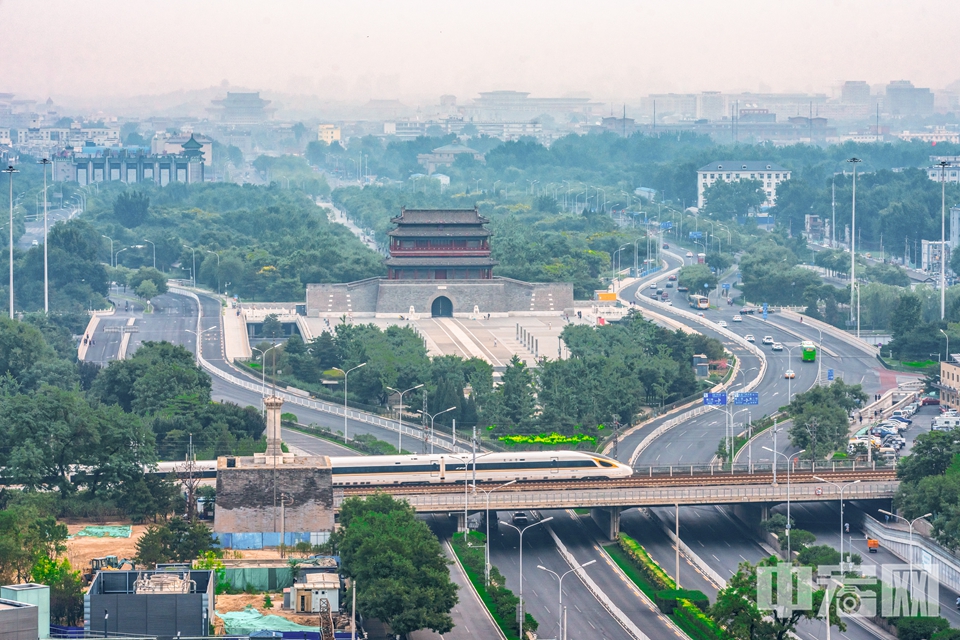 位于北京南中轴线的永定门景色宜人。远处的前门城楼、景山万春亭等中轴线建筑清晰可见。