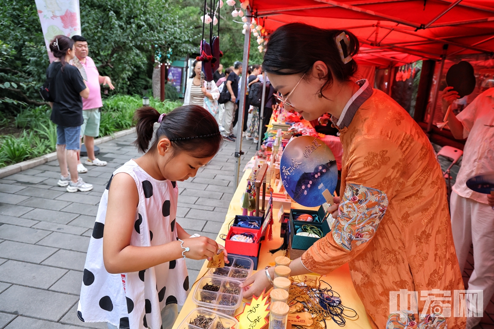 8月3日傍晚，在香山公园致远斋院内，举办主题为“香山之夜 静宜消夏”的民乐演出活动。现场，演出主舞台以月亮造型的发光背景板为主体，辅以高低错落的灯柱，并搭配饱含古典韵味的屏风、纸伞和充满仲夏氛围的夏荷、翠竹，同时，在周边廊道内，60余盏六角花灯散发柔和的光线，一派古韵典雅的气质使曾为皇家园居理政之所的致远斋仿若穿越时空，回到百余年前宁静的仲夏之夜。随着悠扬的乐声响起，《春江花月夜》《山行》《敕勒歌》等一一上演，为市民游客呈现了一场身处古典园林、与自然亲密接触的视听盛宴。陈硕 摄