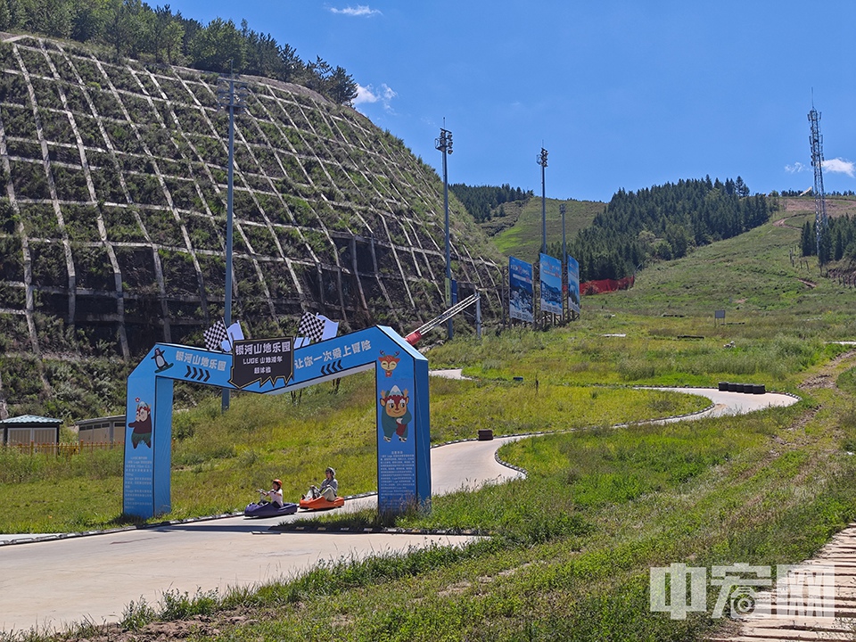 在翠云山國際旅游度假區(qū)，山地樂園、汽摩樂園、水上樂園、親子樂園四大主題樂園將超多消暑玩法巧妙融合。 中宏網(wǎng)記者 富宇 攝