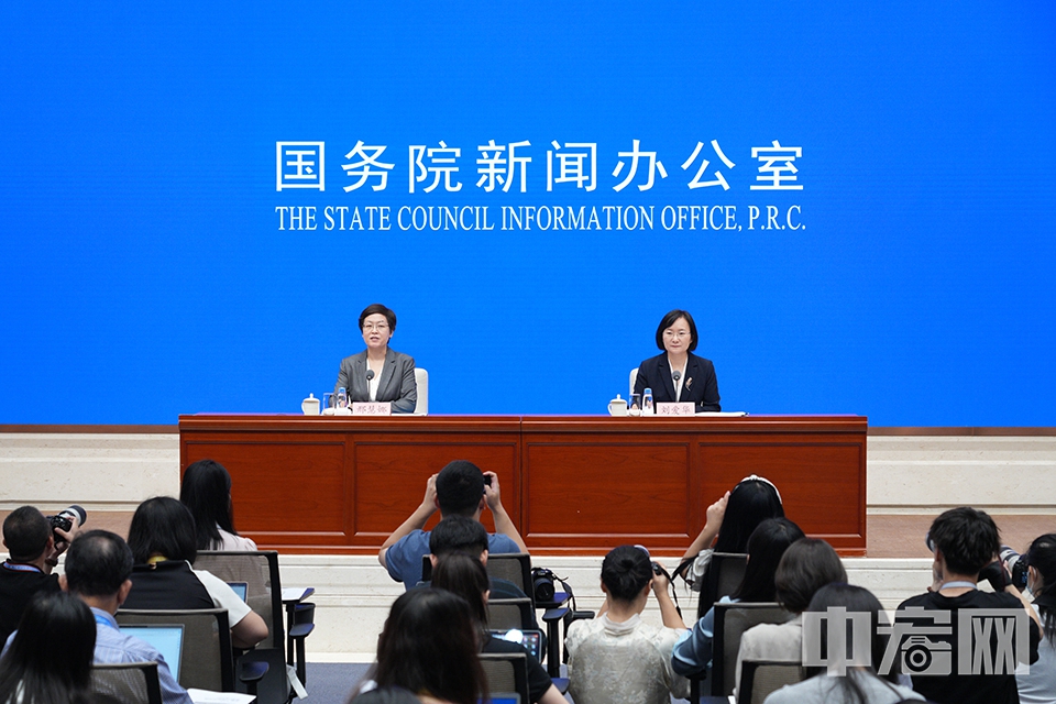 国务院新闻办公室8月15日举行新闻发布会，国家统计局新闻发言人、总经济师、国民经济综合统计司司长刘爱华介绍2024年7月份国民经济运行情况，并答记者问。 中宏网记者 富宇 摄