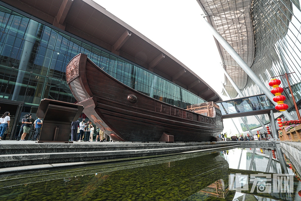 北京大運河博物館坐落于北京城市副中心城市綠心西北部，于2023年底對公眾開放，由共享大廳、展陳大樓（主樓）和休閑水街共同組成。 中宏網記者 富宇 攝