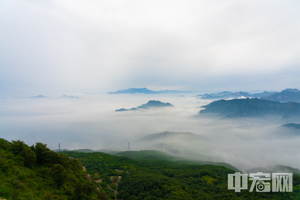 9月9日，北京门头沟云雾缭绕，山峦若隐若现，风景醉人。 中宏网记者 富宇 摄