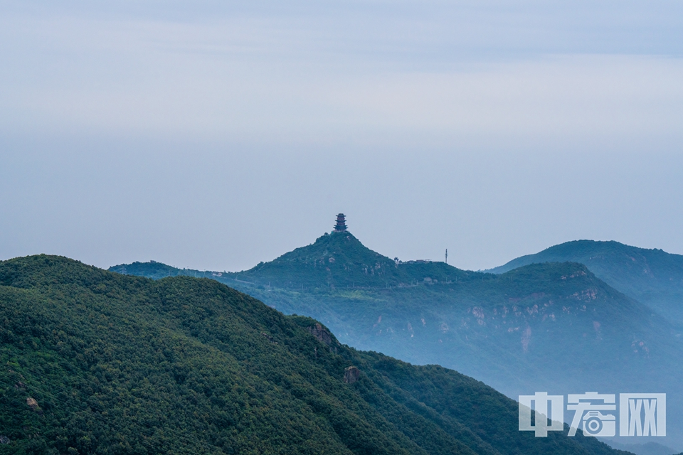 9月9日，北京门头沟云雾缭绕，山峦若隐若现，风景醉人。图为云雾中的定都阁。 中宏网记者 富宇 摄