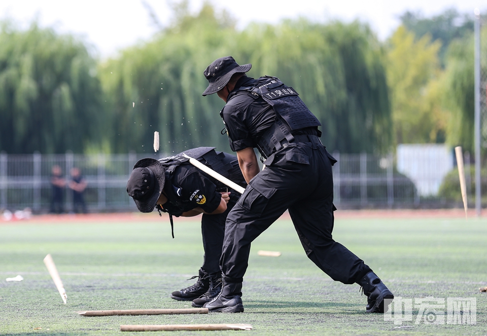 2024年9月26日，山东省临沂市郯城县公安局举行警务实战成果展示演练。演练现场针对常见阻碍执行职务的情形，组织最小作战单元模拟现场执法处警环境，开展实战化演练，进一步巩固练兵成果，提高练兵实效。李结义 摄