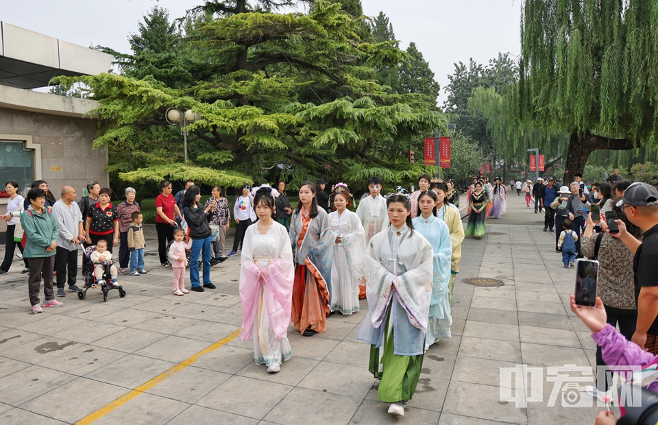 国庆假期期间，各公园共推出文化体验、文化展演、游园活动、科普活动、休闲游憩五大类220场活动，包括线下213场，线上7场。 陈硕 摄