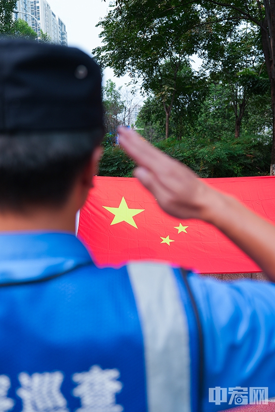 成都市容巡查人员与国旗合影。 成都高投城市资源经营有限公司 供图