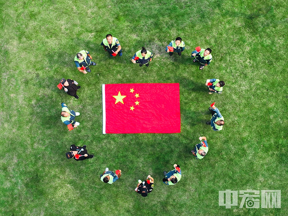 成都园林绿化人员与国旗合影。 成都高投城市资源经营有限公司 供图